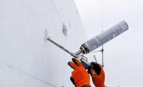 aplicando espuma expansiva em parede de isopor